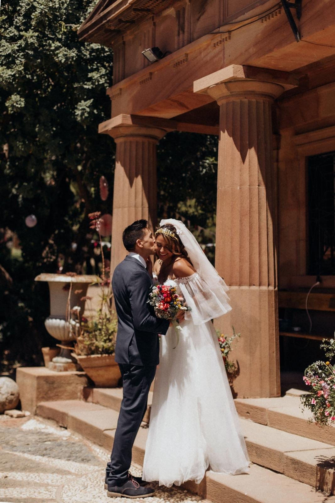 Pareja de novios con ramo y decoración floral