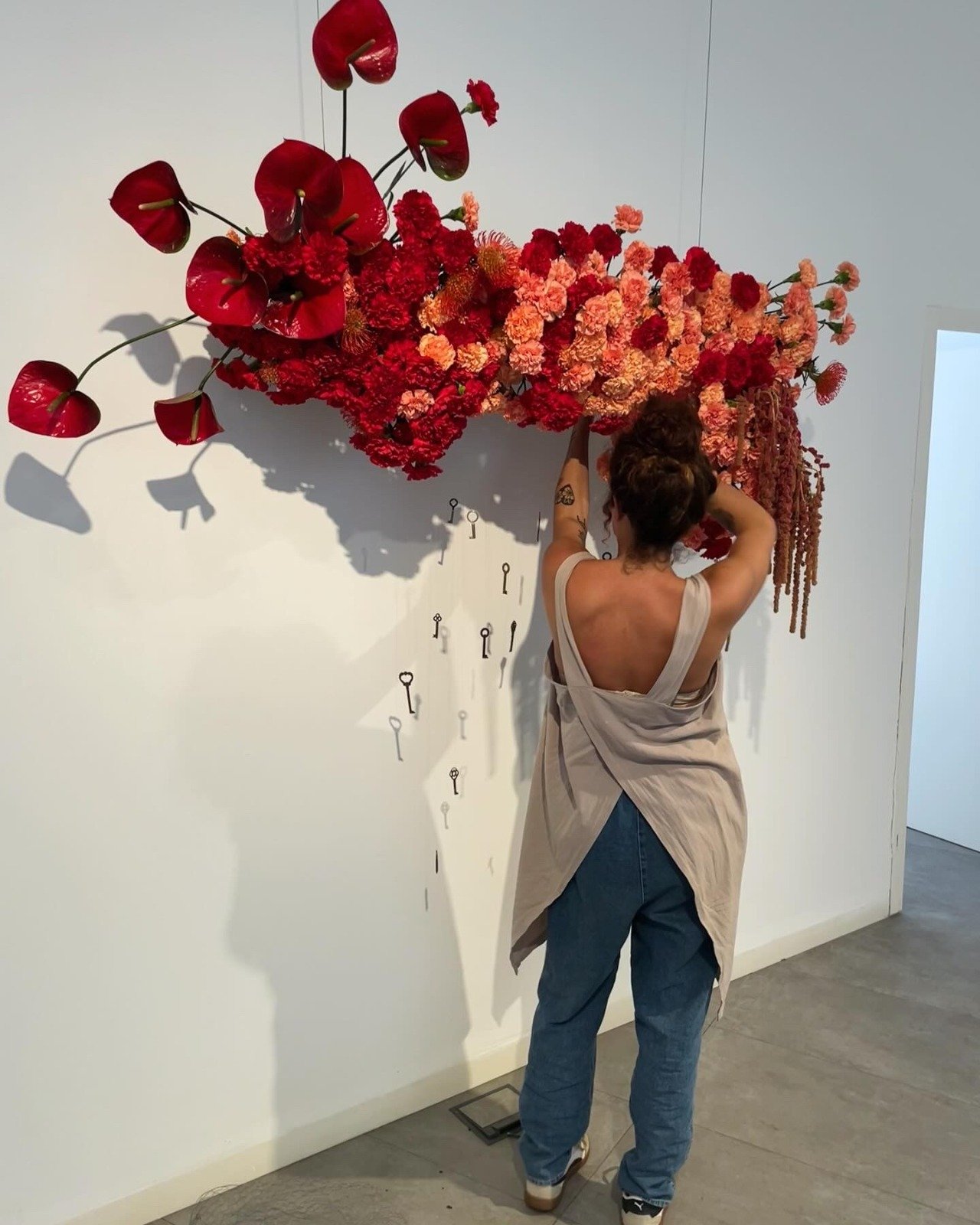 Instalación floral roja para interior creada por Gardenia Limón