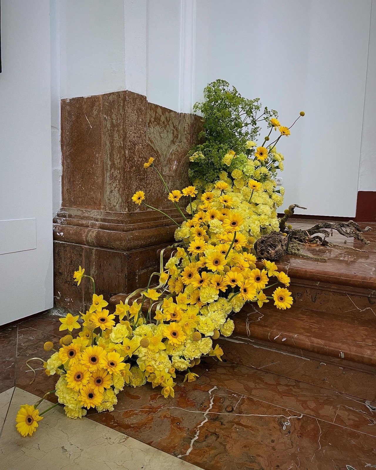 Instalación floral amarilla en interior