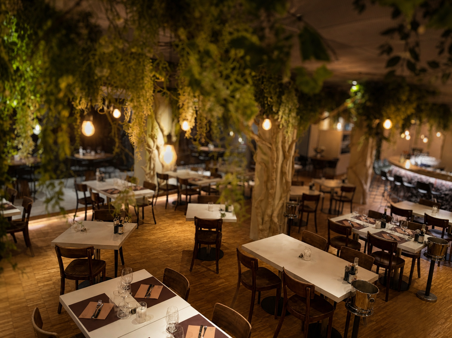 Diseño floral de interiores con vegetación suspendida en restaurante